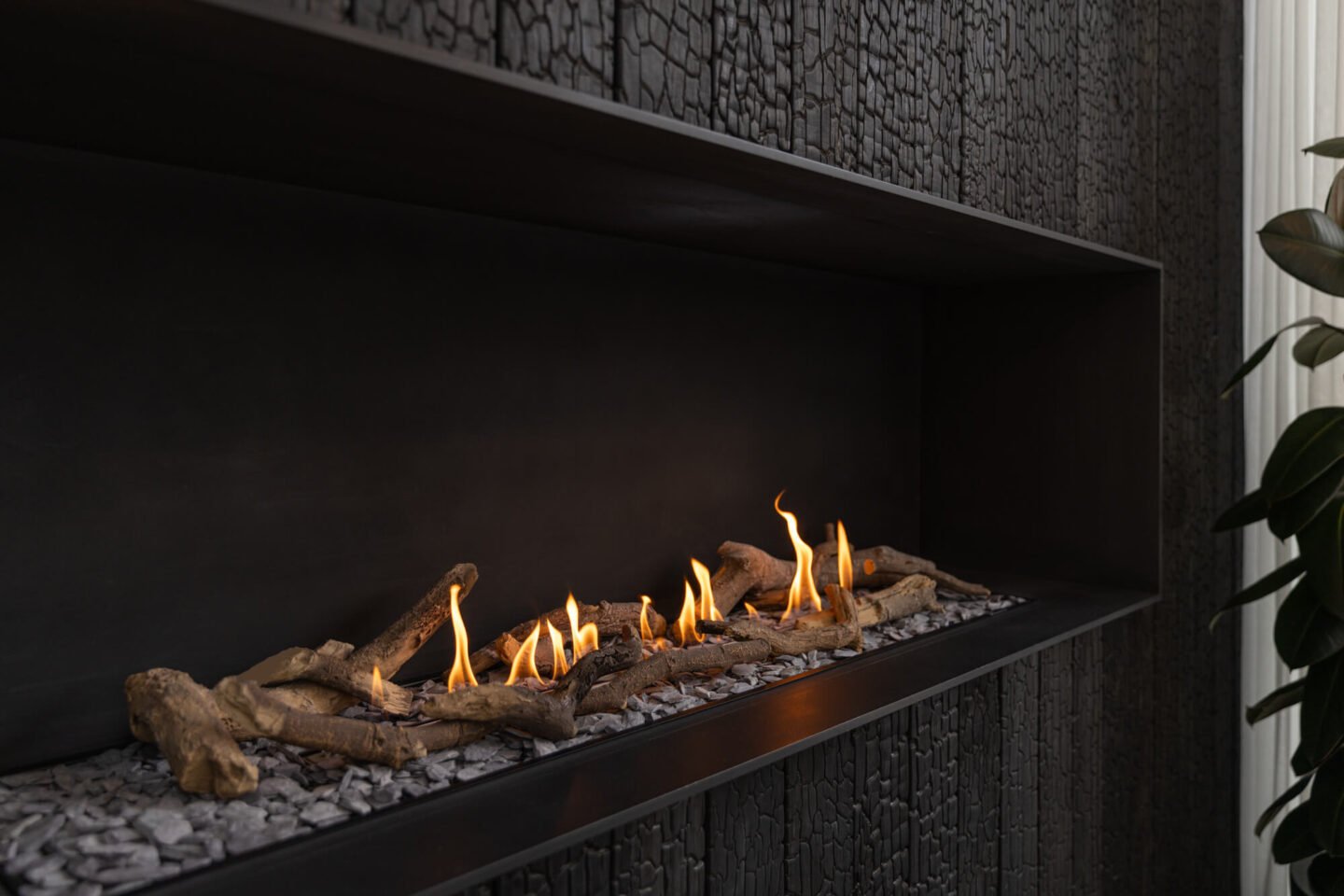 Furo inbouwhaard met houtstam en grijze keitjes in cassette